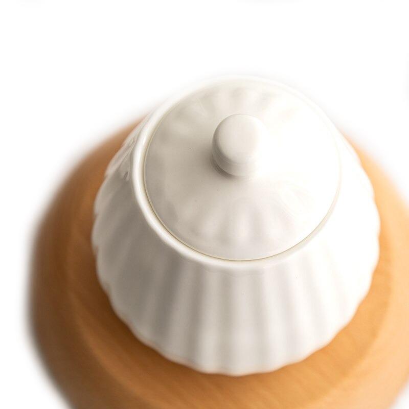 Sucrier en porcelaine sculptée et couvercle avec poignée